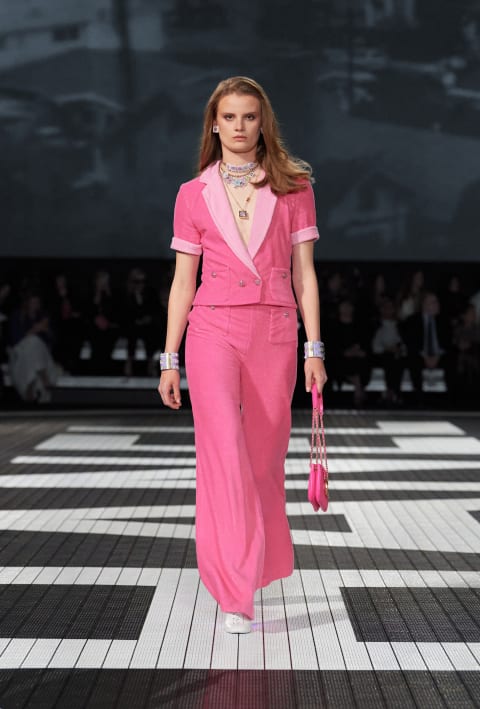 A look from the Cruise 2023/24 Chanel Collection which unites the classiness of Quiet Luxury and the pinks of the Barbie Core trend.