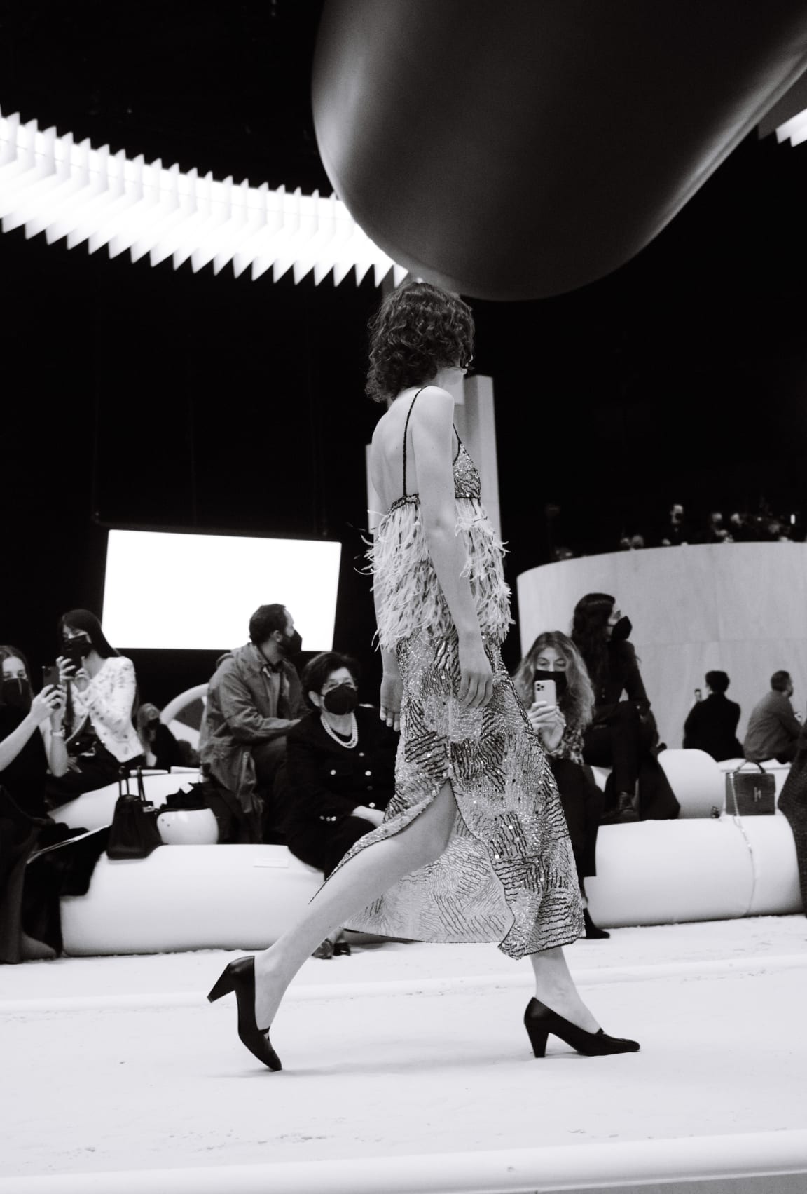 приблизить - View 3 - Look 35 - весна-лето 2022 Haute Couture - посмотреть полноразмерное изображение