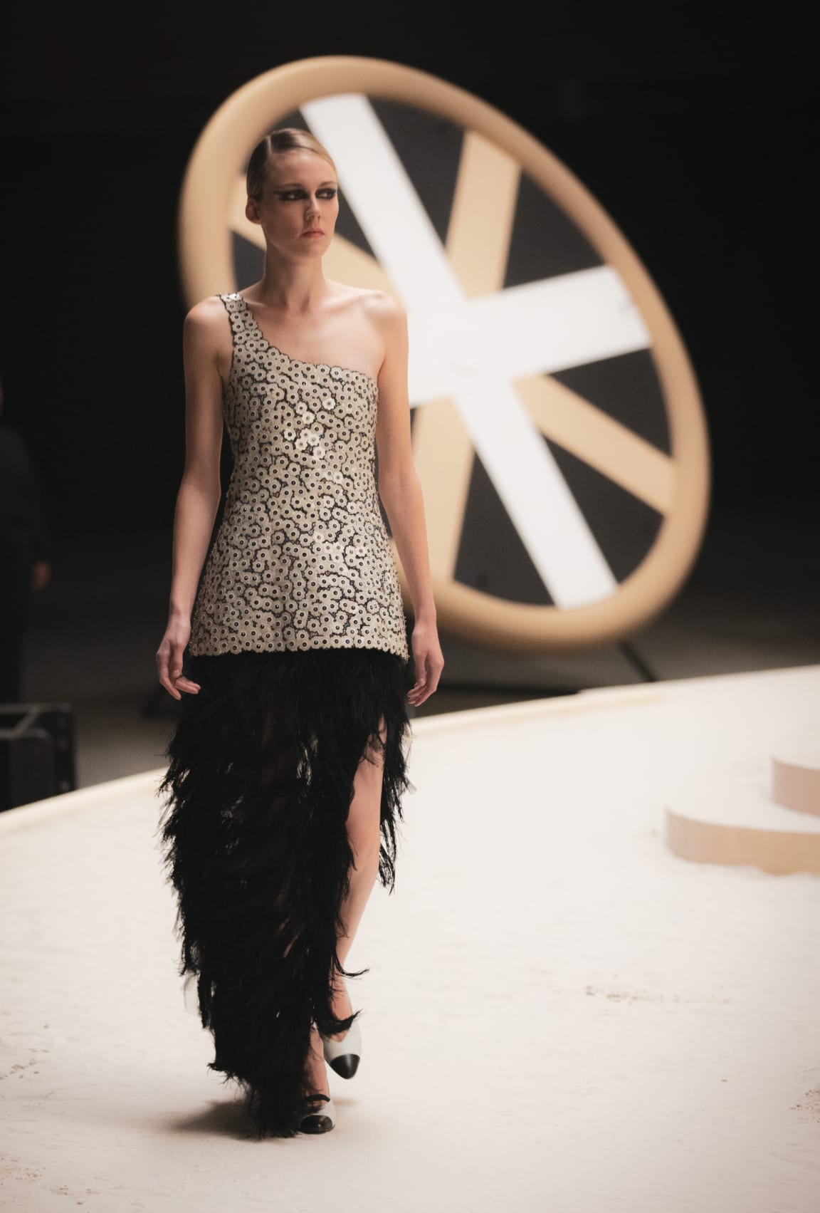 приблизить - View 4 - Look 38 - весна-лето 2022 Haute Couture - посмотреть полноразмерное изображение