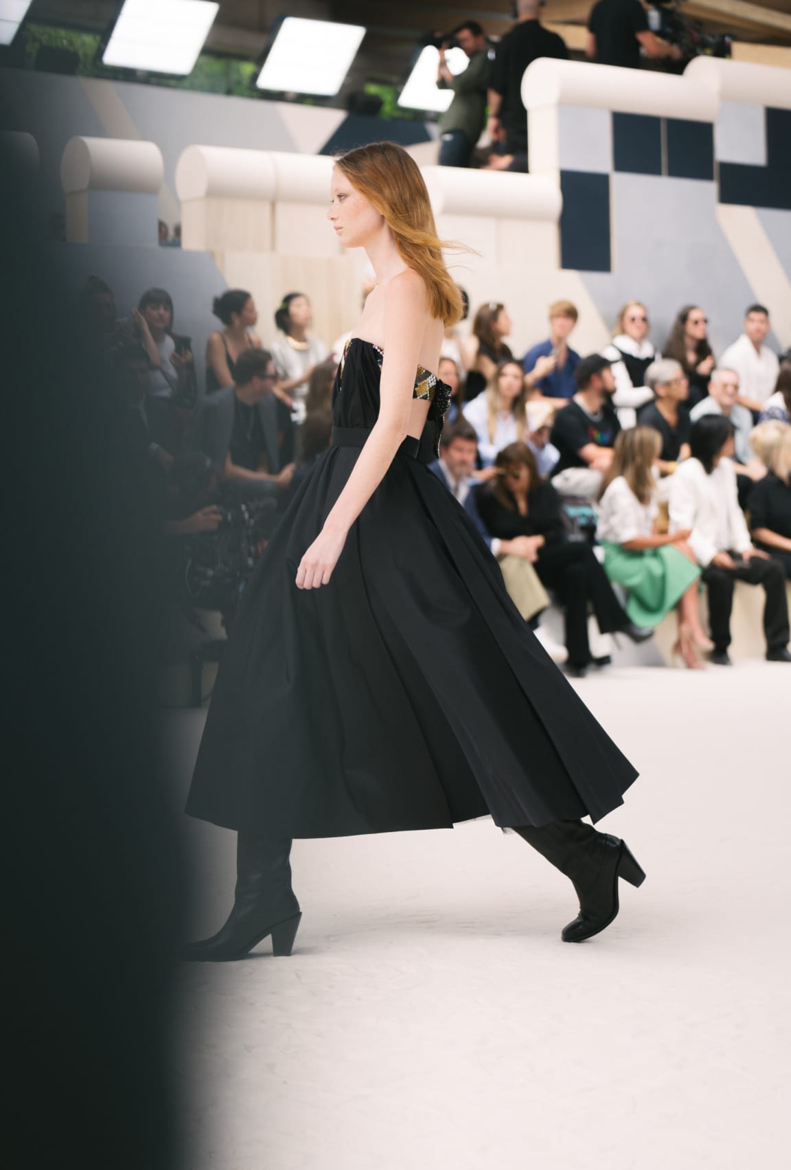приблизить - View 2 - Look 35 - Haute Couture Осень-Зима 2022/23 - посмотреть полноразмерное изображение