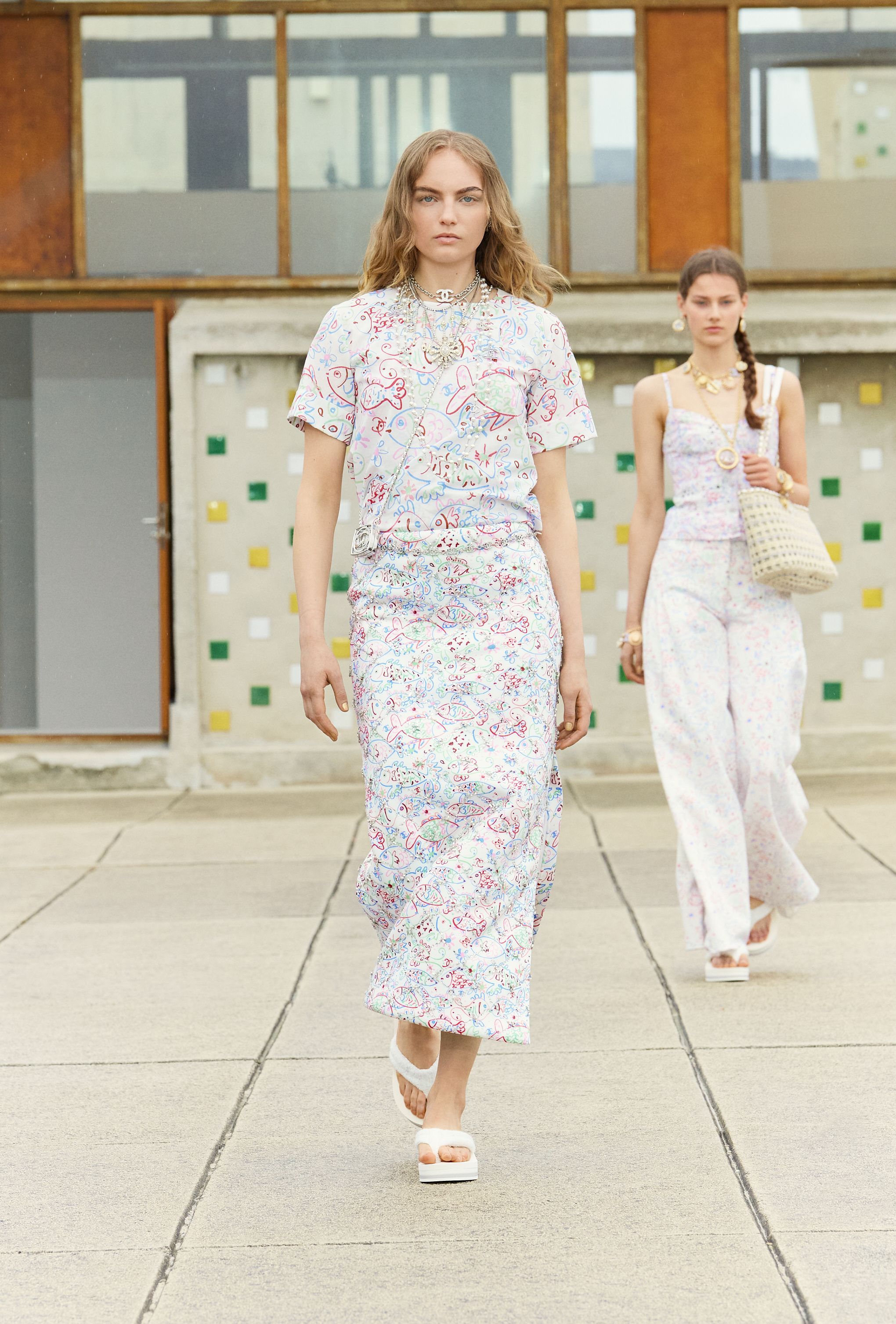 ピアス - メタル & ストラス、シルバー & クリスタル — ファッション | CHANEL シャネル