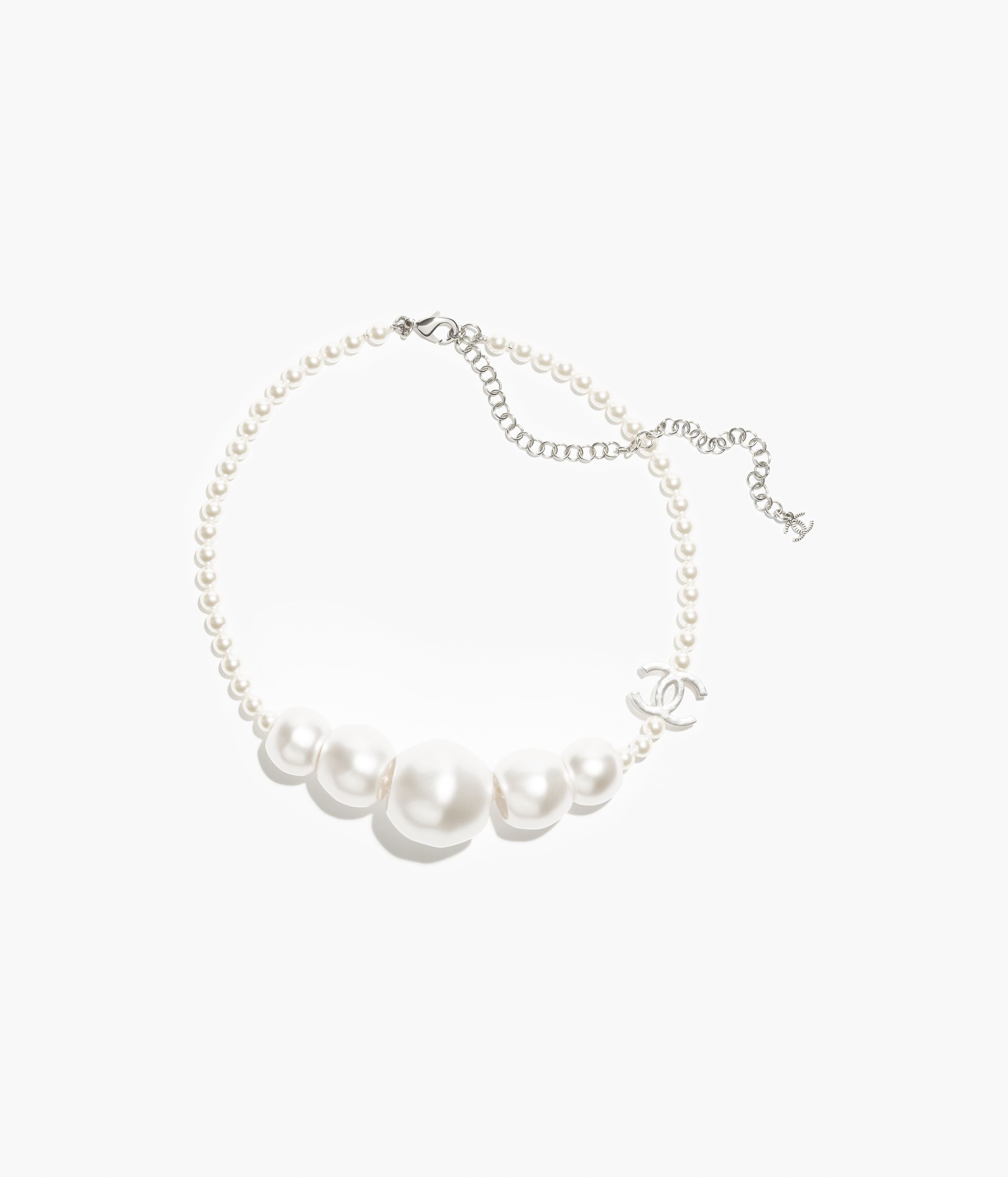 ネックレス - メタル、レジン & コスチューム パール、シルバー & ホワイト — ファッション | CHANEL シャネル