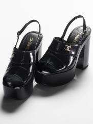 Sandalen Geknautschtes Lammlackleder, Schwarz Ref. G45016 B13070 94305