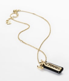 Long collier à pendentif