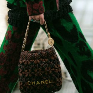 CHANEL 22 Mini Håndveske Calfskin Macrame & Gold-Tone Metal, Light Brown, Burgundy & Black Ref. AS3980 B13105 NP357