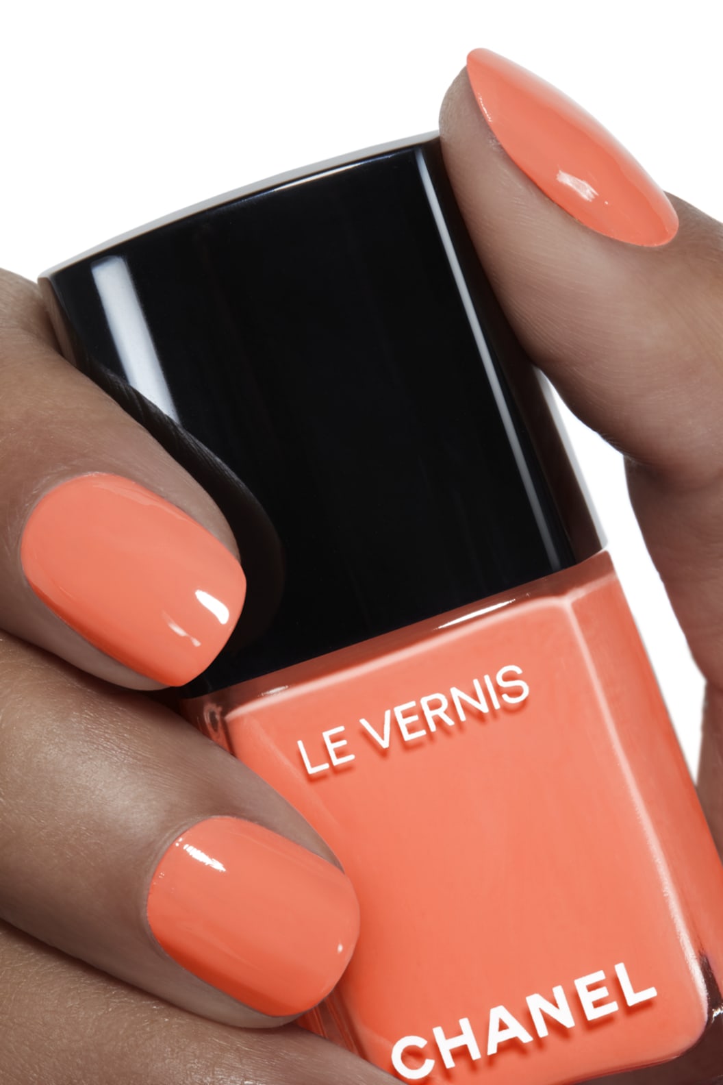 Anwendung Make-up-Bild 1 - LE VERNIS 933 - CAP CORAIL