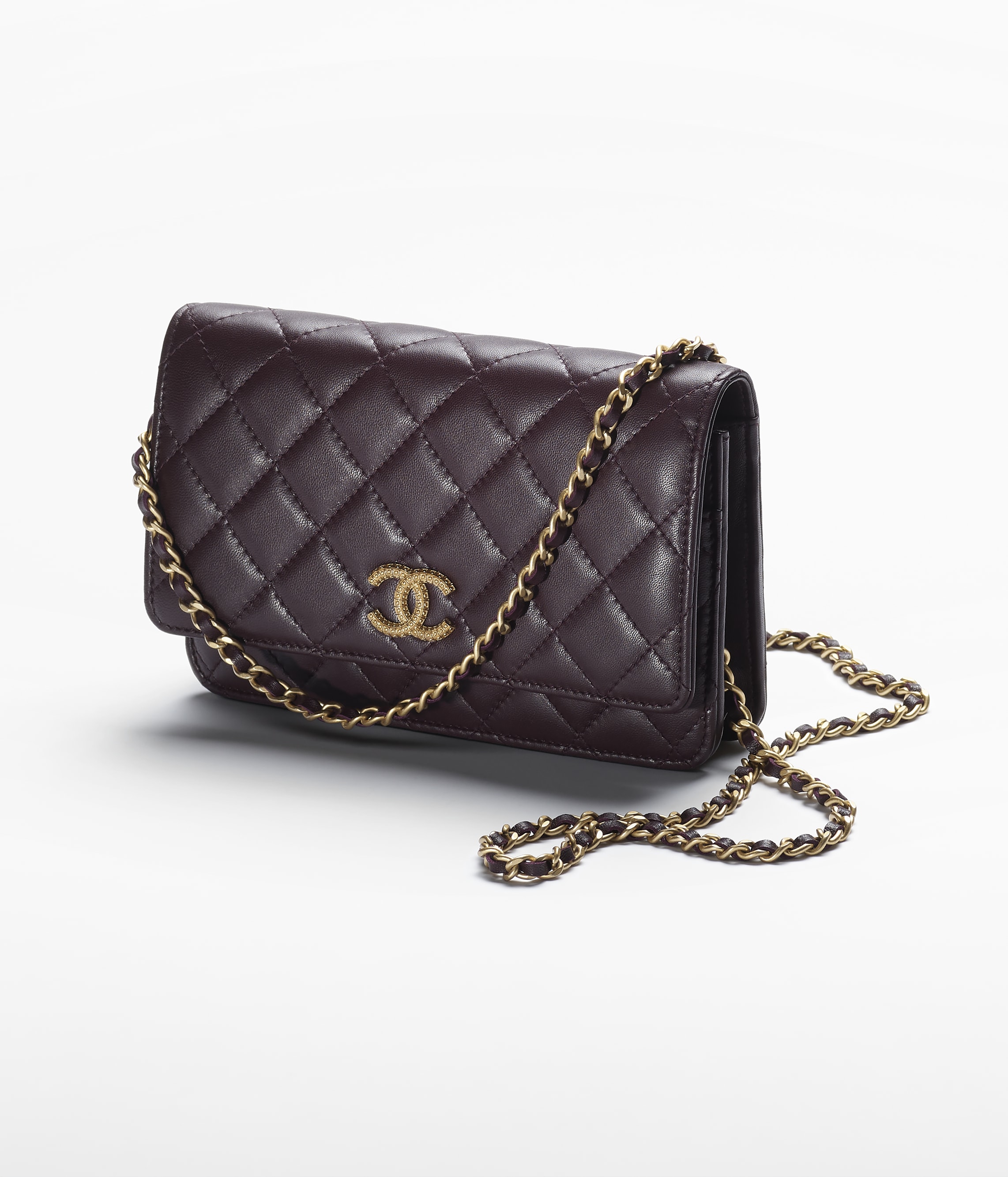 Wallet on chain - Lambskin & gold-tone dark purple — Fashion | CHANEL