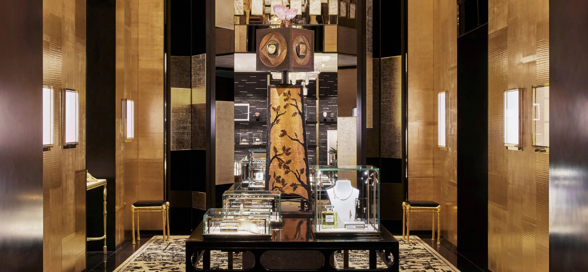 A lucky number, an eternal code, an emblematic address. - 5TH AVENUE BOUTIQUE